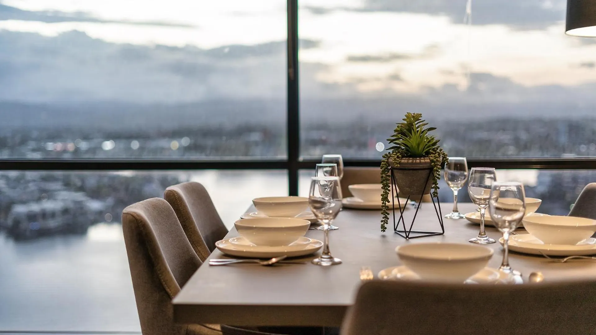 Surfers Paradise Retreat Stunning Views 2-br Haven Apartment