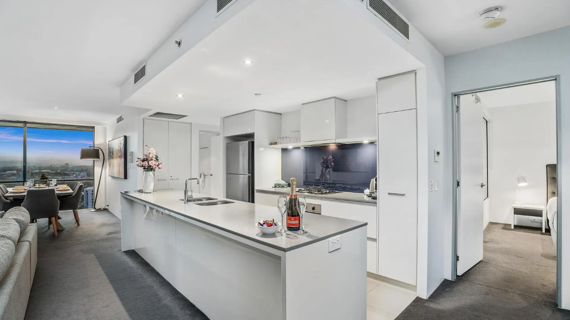 Surfers Paradise Retreat Stunning Views 2-br Haven *