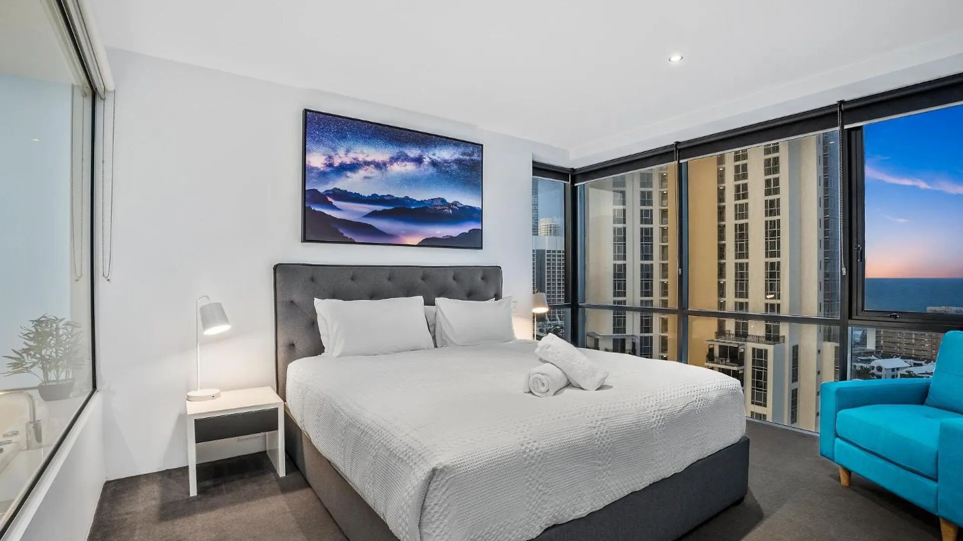 Surfers Paradise Retreat Stunning Views 2-br Haven