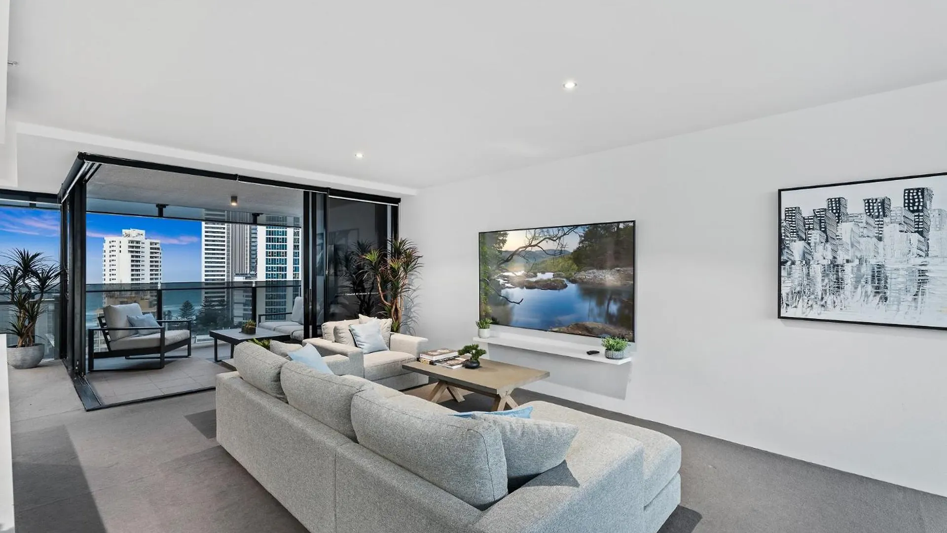 Apartment Surfers Paradise Retreat Stunning Views 2-br Haven