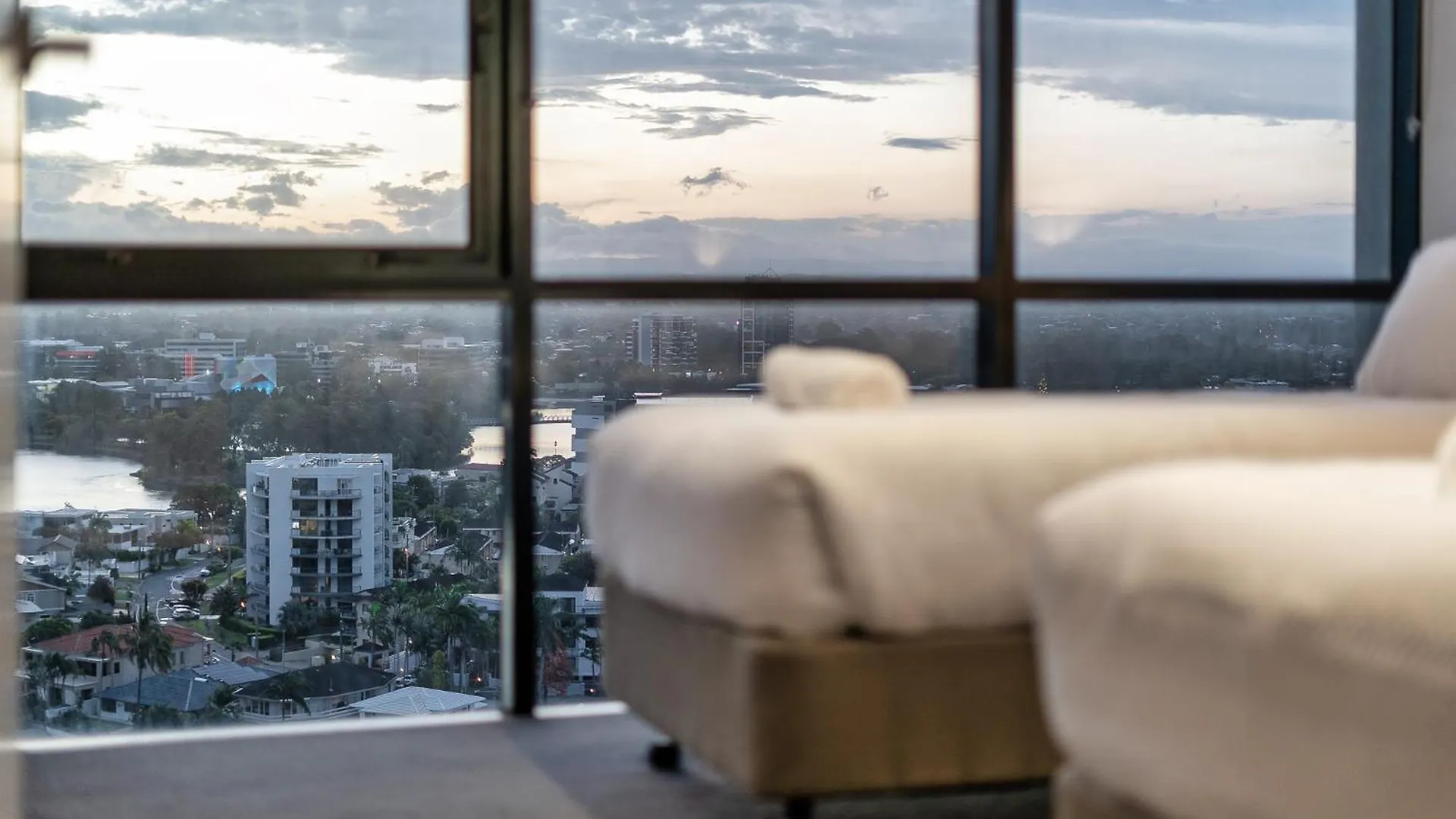 Surfers Paradise Retreat Stunning Views 2-br Haven Apartment *