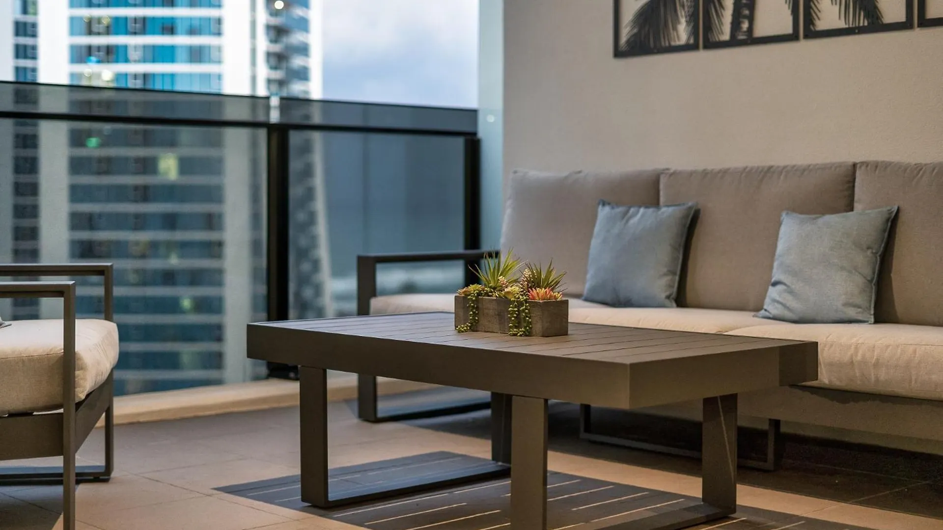 Apartment Surfers Paradise Retreat Stunning Views 2-br Haven
