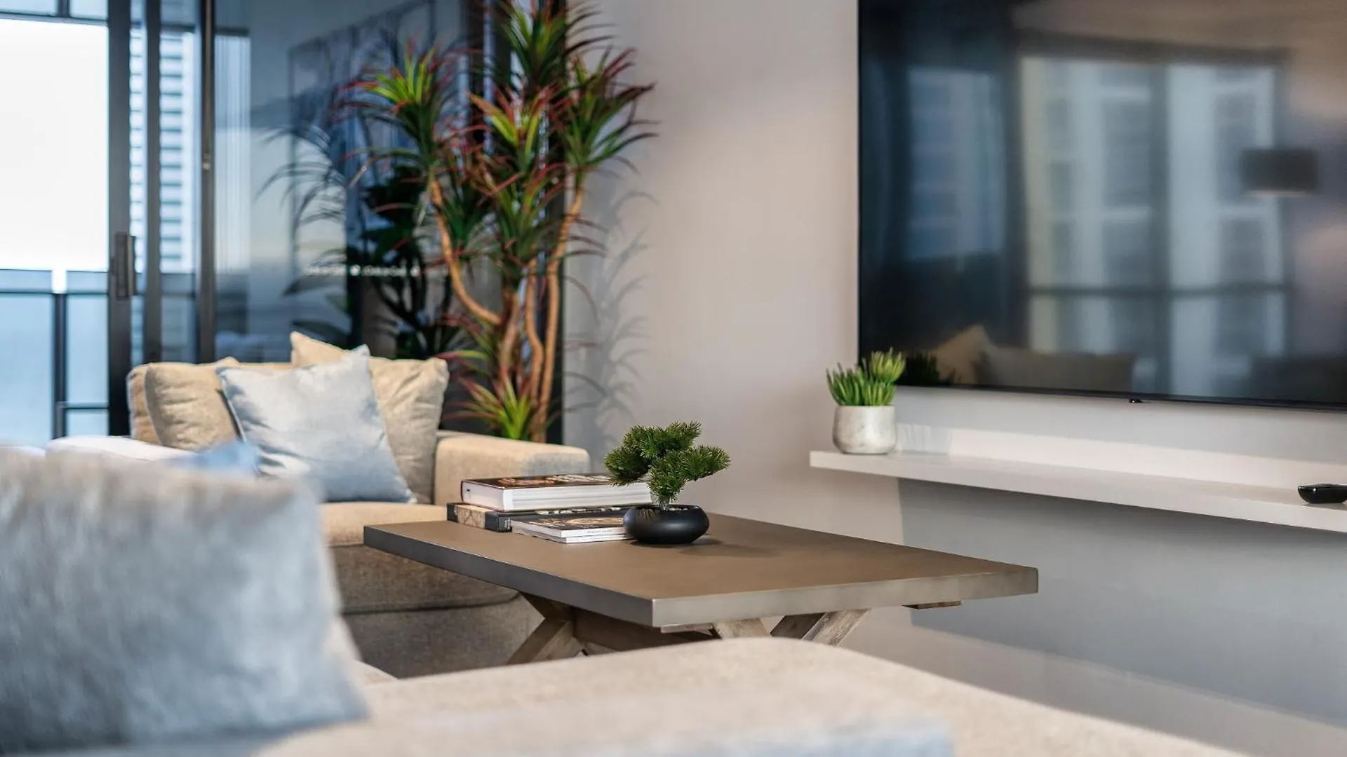 Surfers Paradise Retreat Stunning Views 2-br Haven *