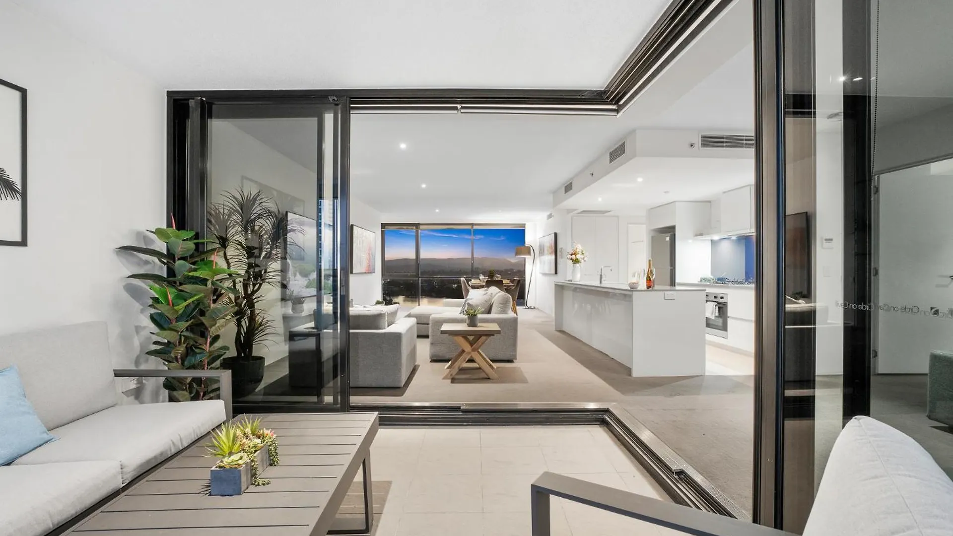 Apartment Surfers Paradise Retreat Stunning Views 2-br Haven