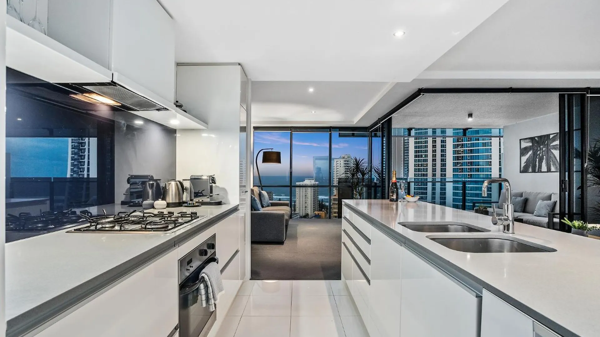 Apartment Surfers Paradise Retreat Stunning Views 2-br Haven *