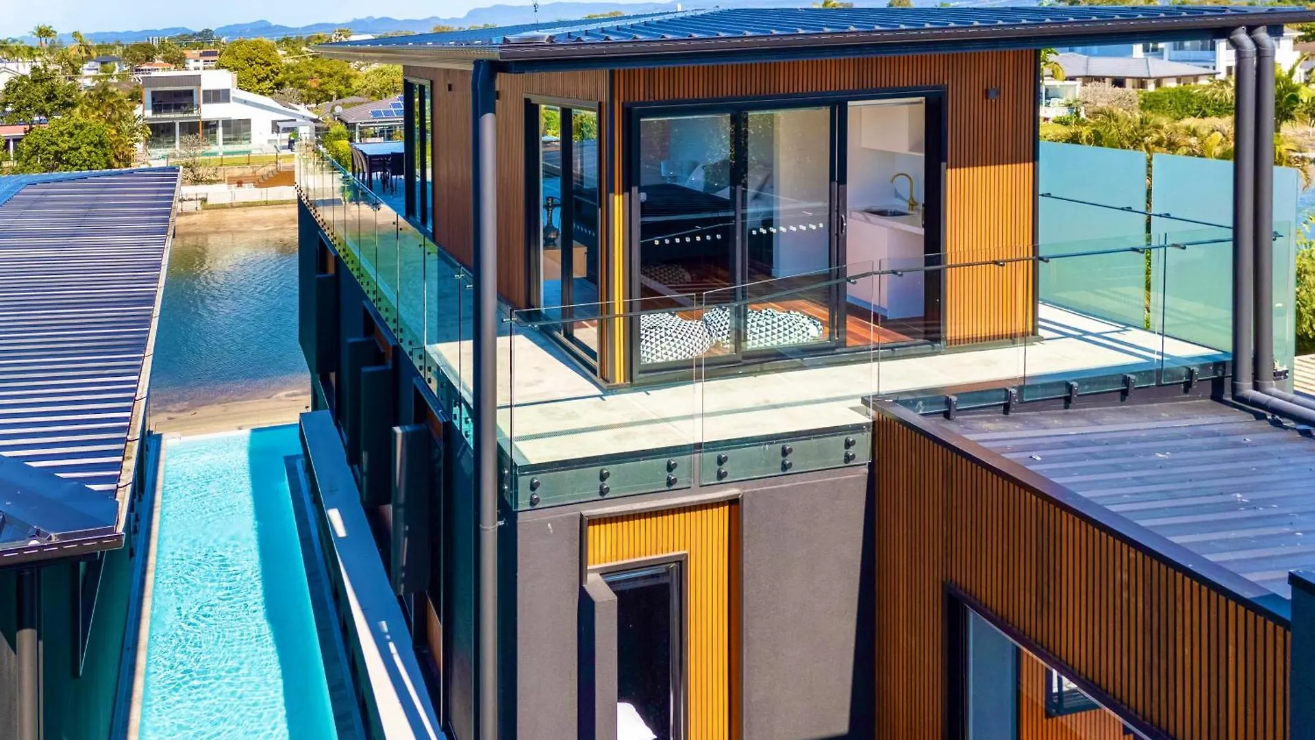 Brand New Modern 8 Bedroom In City Centre - Heated Modern Infinity Pool * Gold Coast
