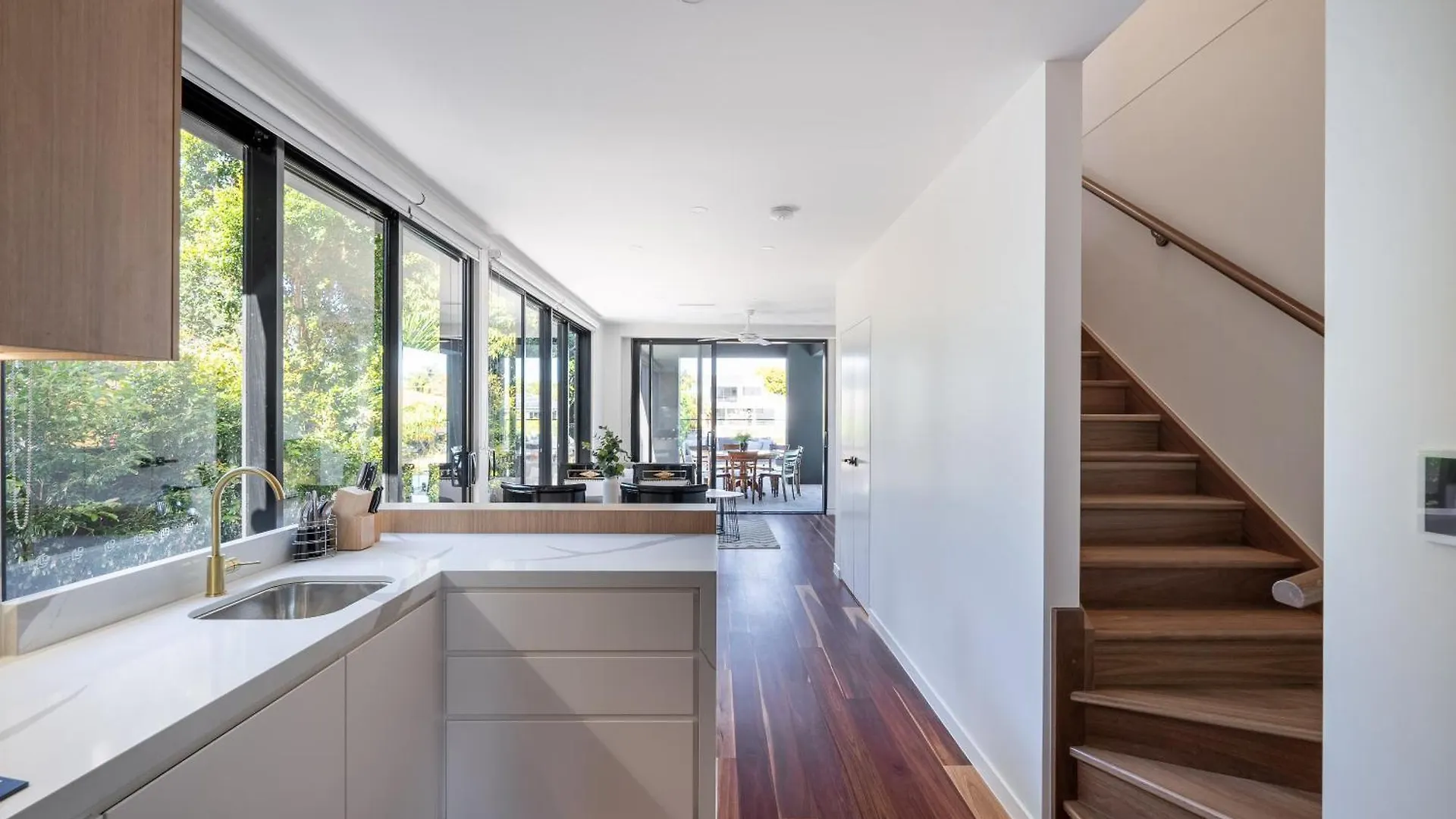 Brand New Modern 8 Bedroom In City Centre - Heated Modern Infinity Pool Gold Coast