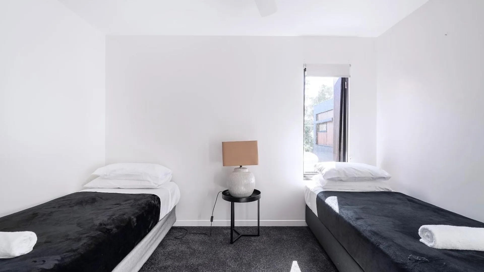 Brand New Modern 8 Bedroom In City Centre - Heated Modern Infinity Pool *