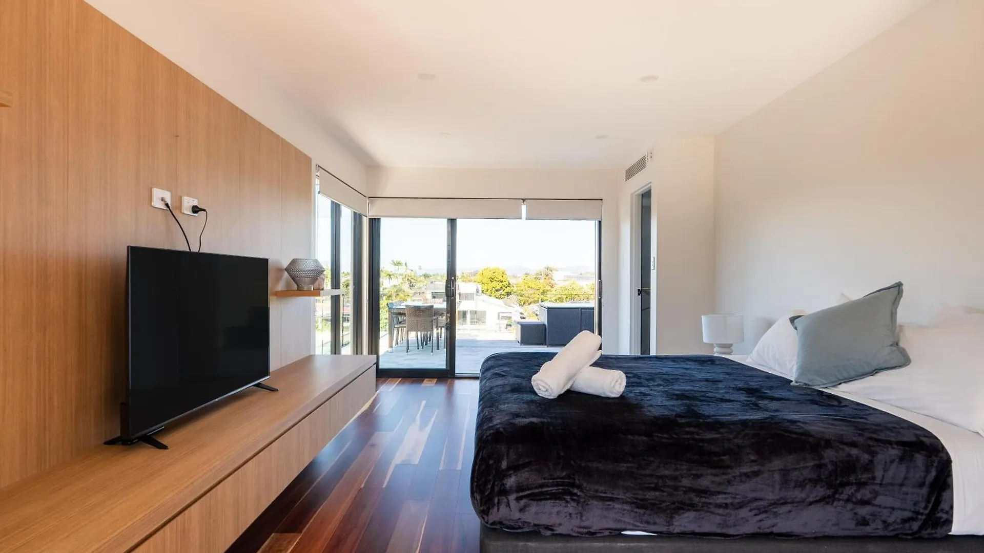 Brand New Modern 8 Bedroom In City Centre - Heated Modern Infinity Pool * Gold Coast