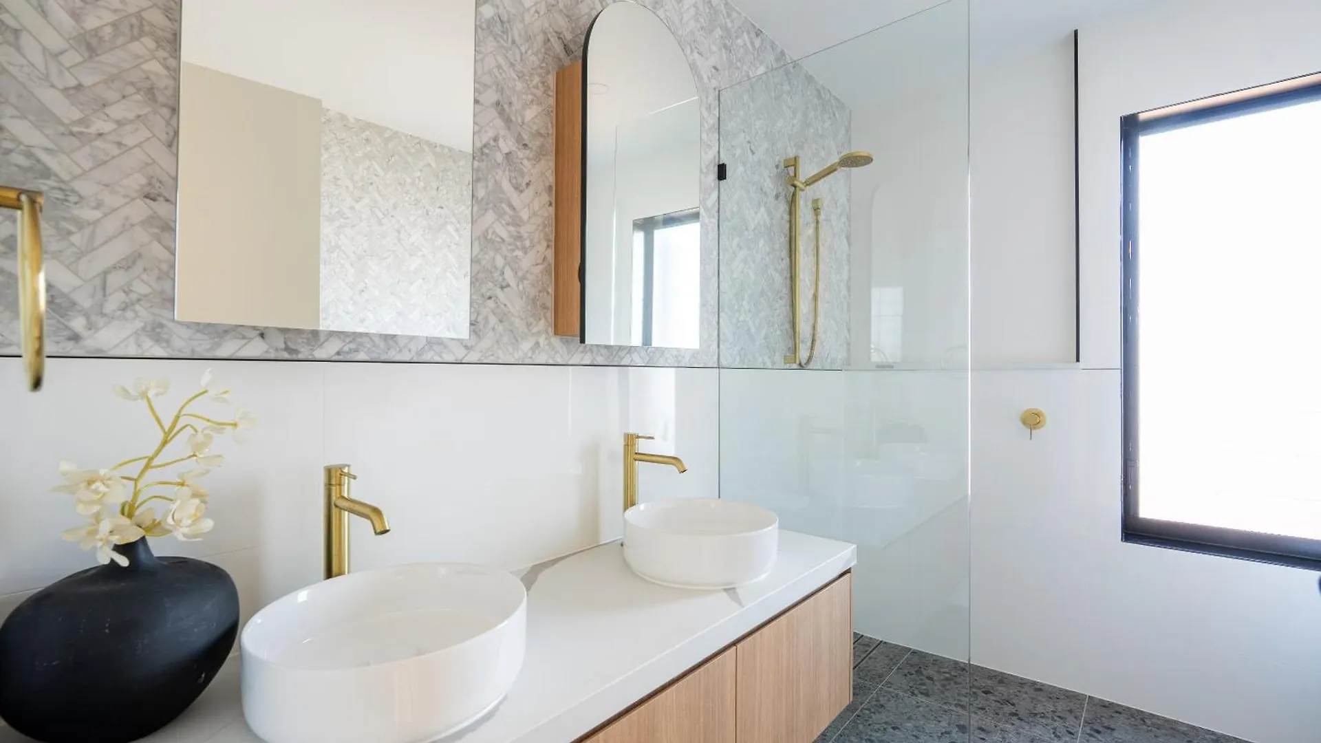 Brand New Modern 8 Bedroom In City Centre - Heated Modern Infinity Pool