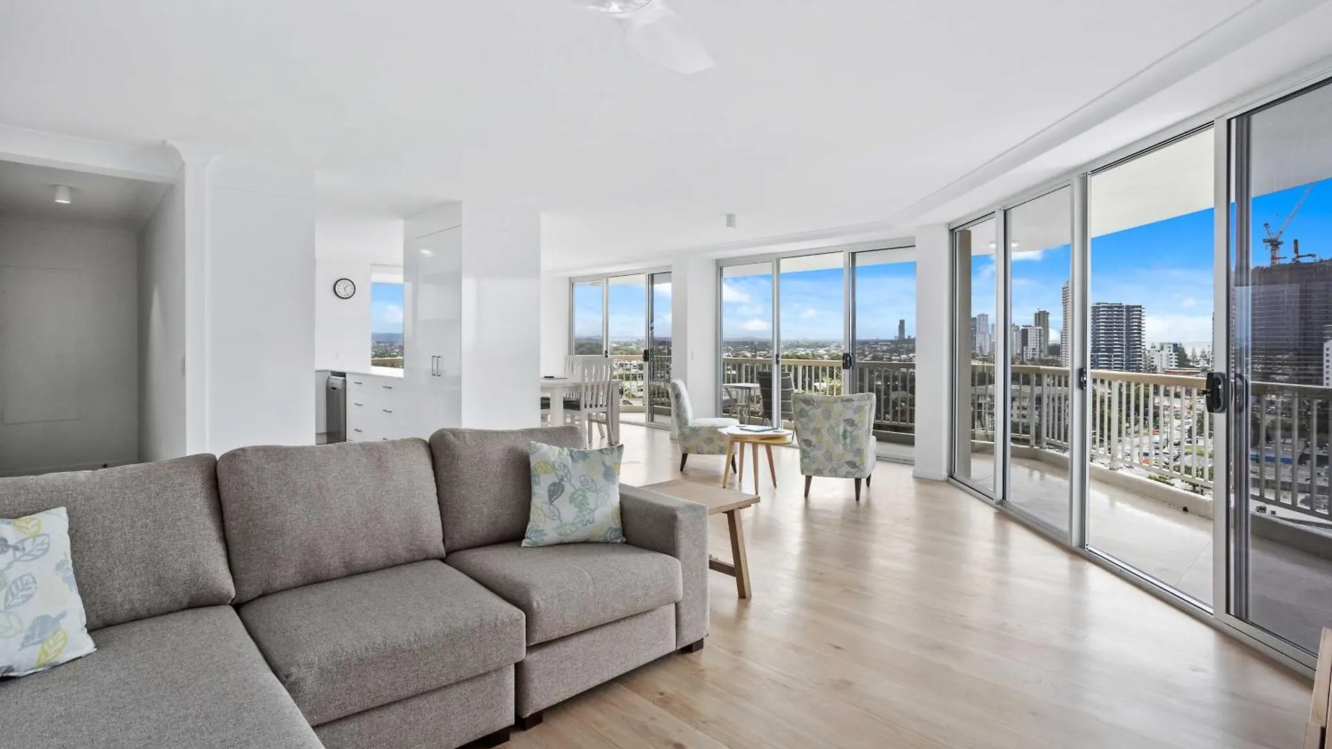 Expansive Hilltop Ocean Views In Burleigh Heads דירה *
