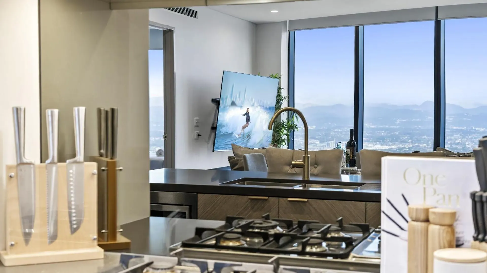 Ocean Views In Beachside 2-bedroom Unit - Q * Gold Coast