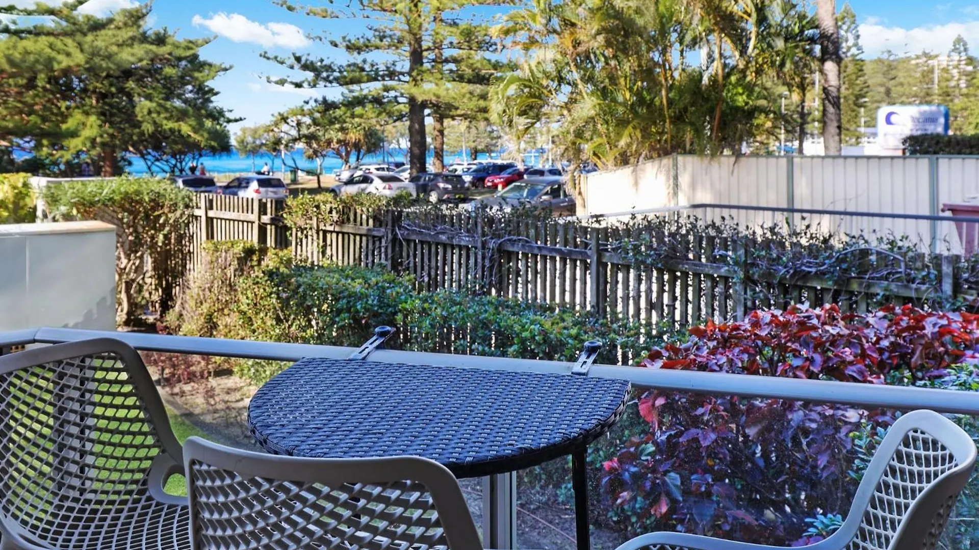 Pacific Regis Beachfront Apart-hotel