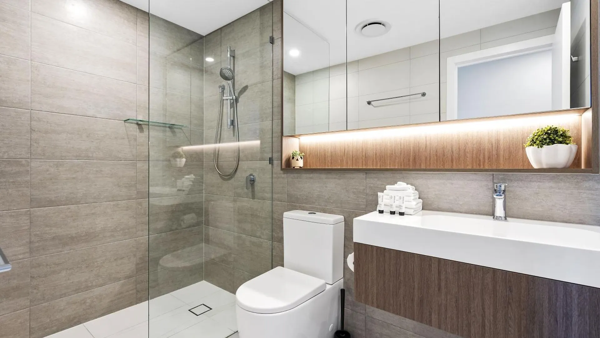 Apartment 2 Bedroom 1 Bathroom Private At Casino - Paid Parking Only *