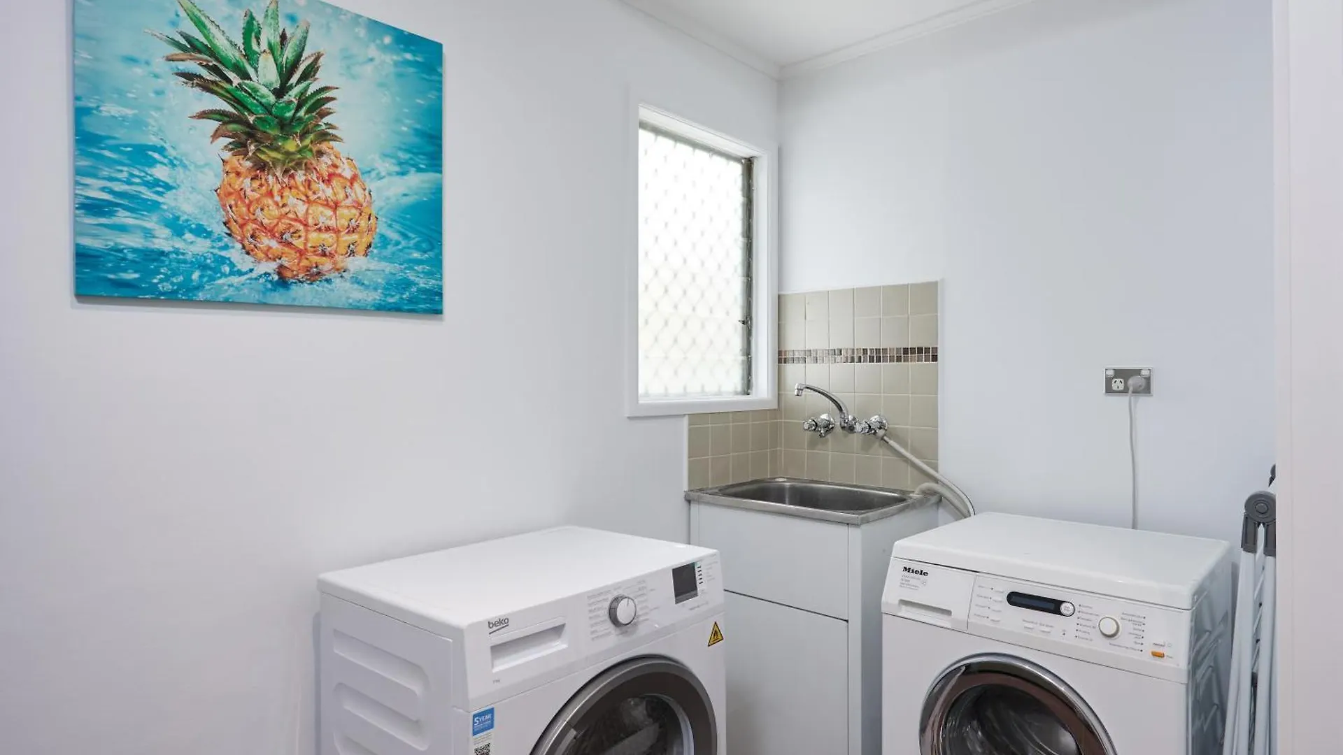 Holiday home Jacuzzi Gardens - Spa - Fire Pit - Swings - Outdoor Kitchen - Bbq - Parking - Central Location *