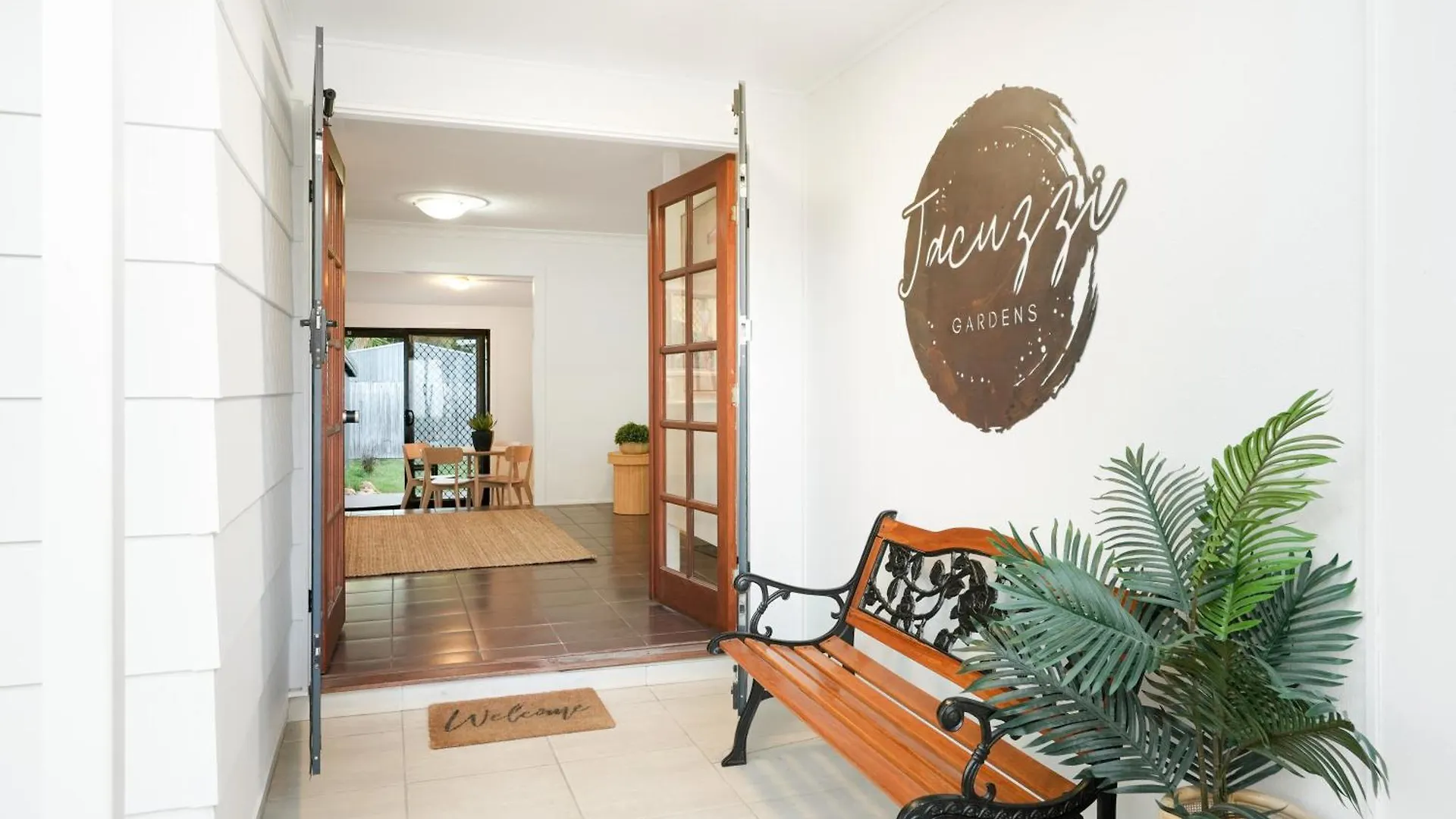 Holiday home Jacuzzi Gardens - Spa - Fire Pit - Swings - Outdoor Kitchen - Bbq - Parking - Central Location Gold Coast