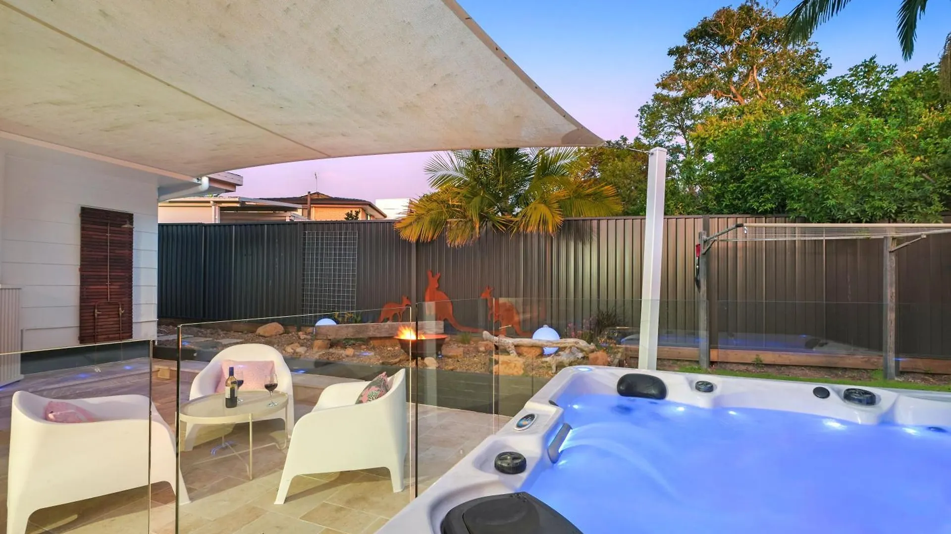 Jacuzzi Gardens - Spa - Fire Pit - Swings - Outdoor Kitchen - Bbq - Parking - Central Location
