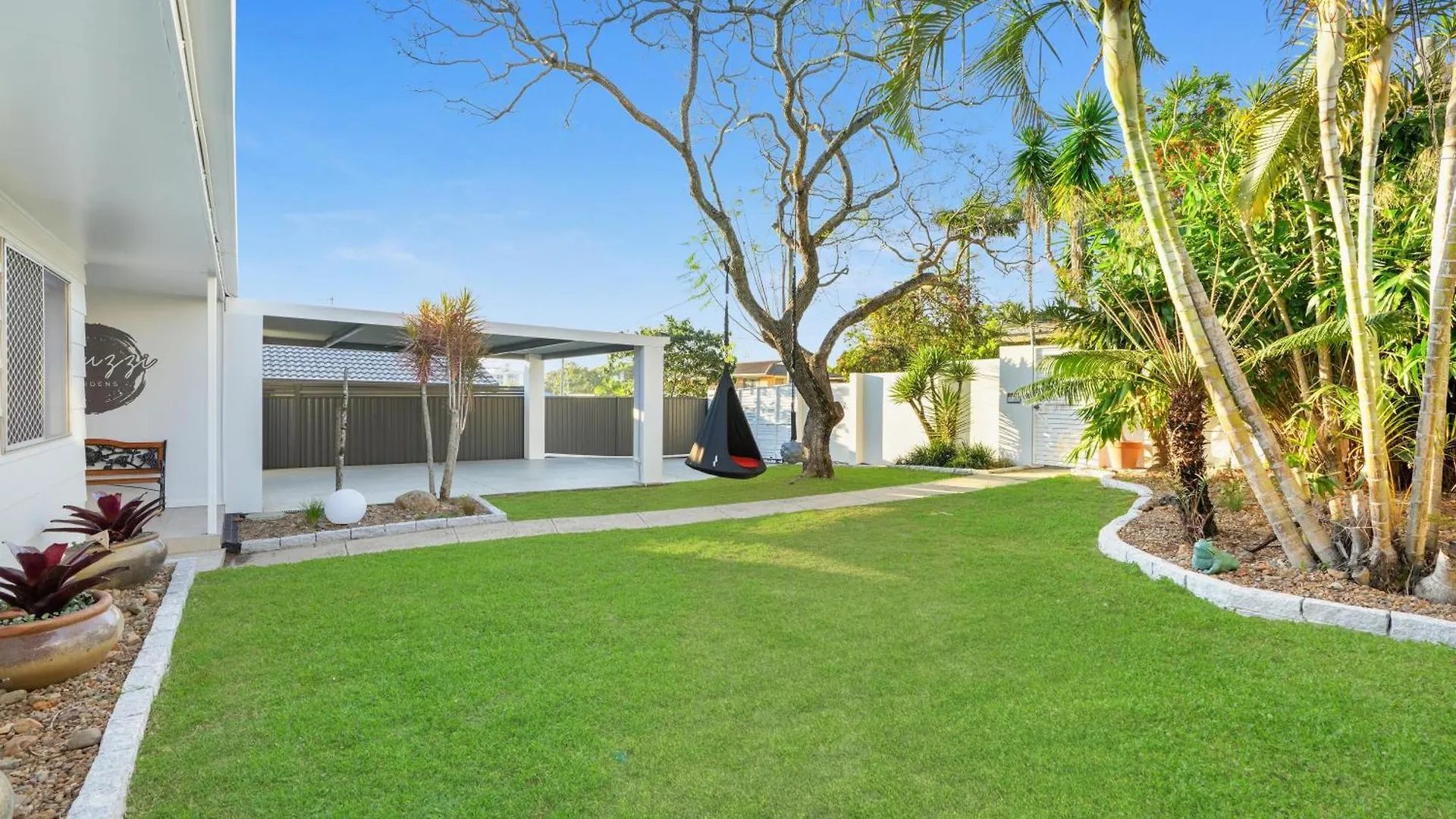Jacuzzi Gardens - Spa - Fire Pit - Swings - Outdoor Kitchen - Bbq - Parking - Central Location Gold Coast