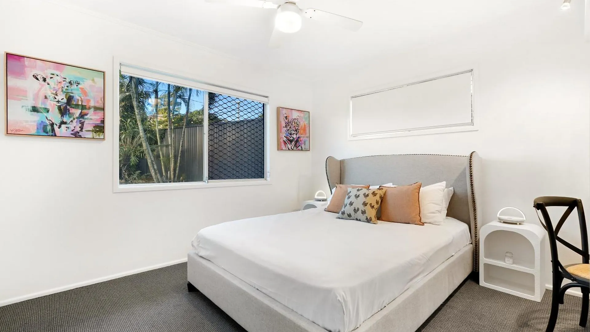 Holiday home Jacuzzi Gardens - Spa - Fire Pit - Swings - Outdoor Kitchen - Bbq - Parking - Central Location *