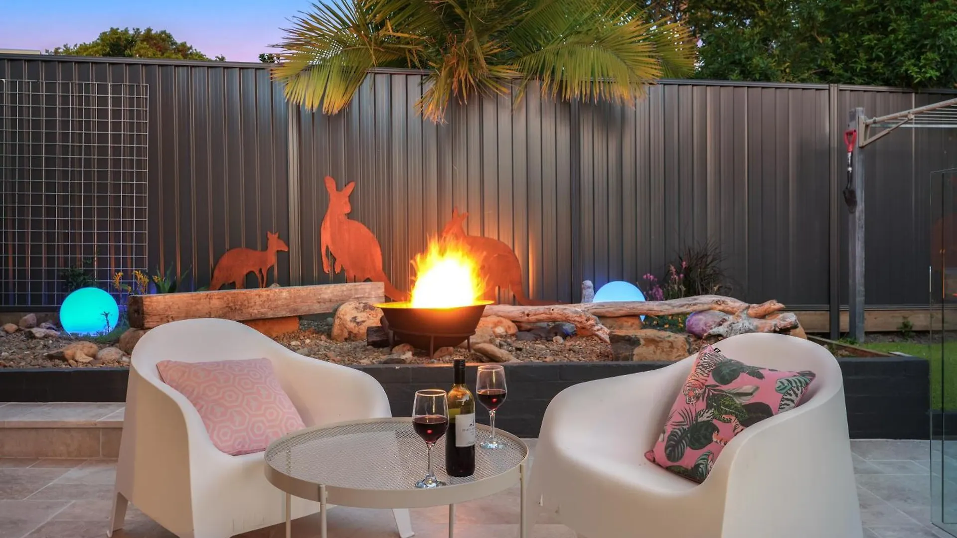 Holiday home Jacuzzi Gardens - Spa - Fire Pit - Swings - Outdoor Kitchen - Bbq - Parking - Central Location