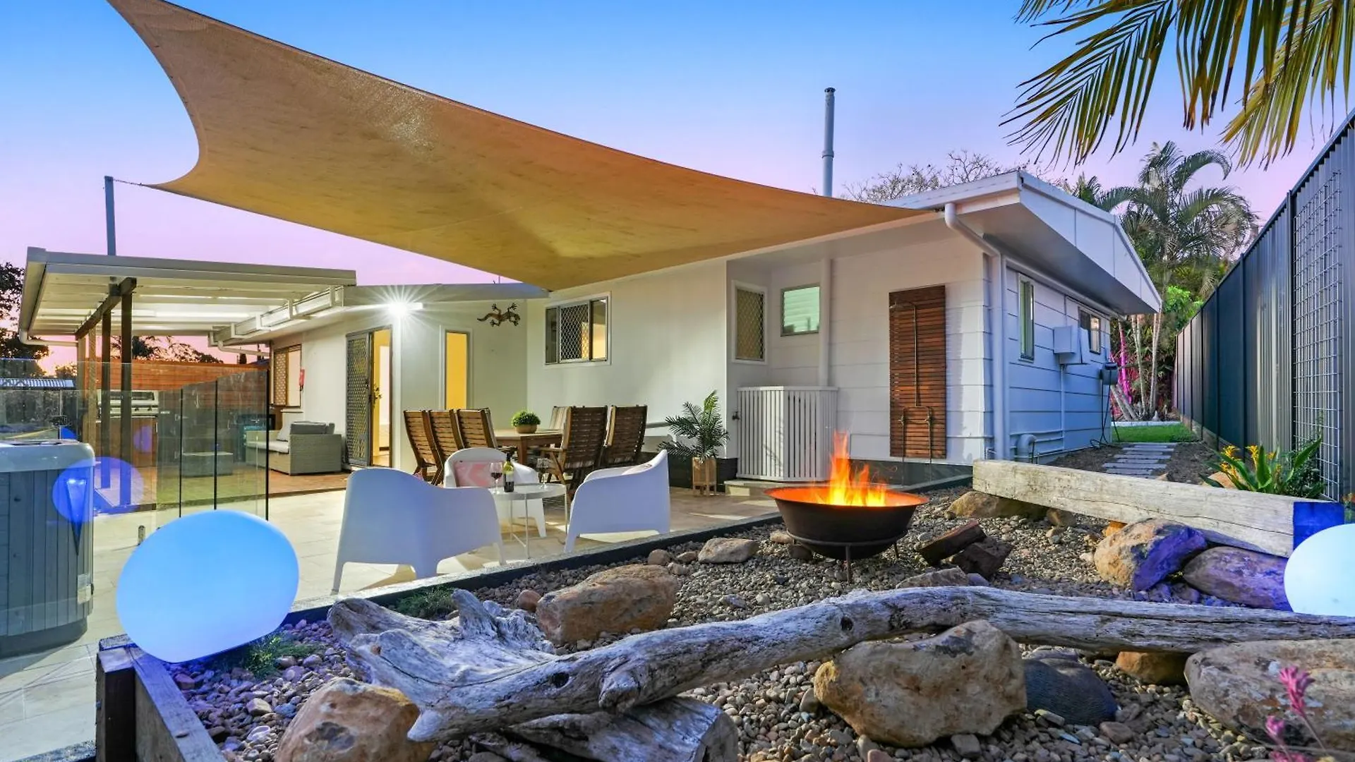 Jacuzzi Gardens - Spa - Fire Pit - Swings - Outdoor Kitchen - Bbq - Parking - Central Location Gold Coast