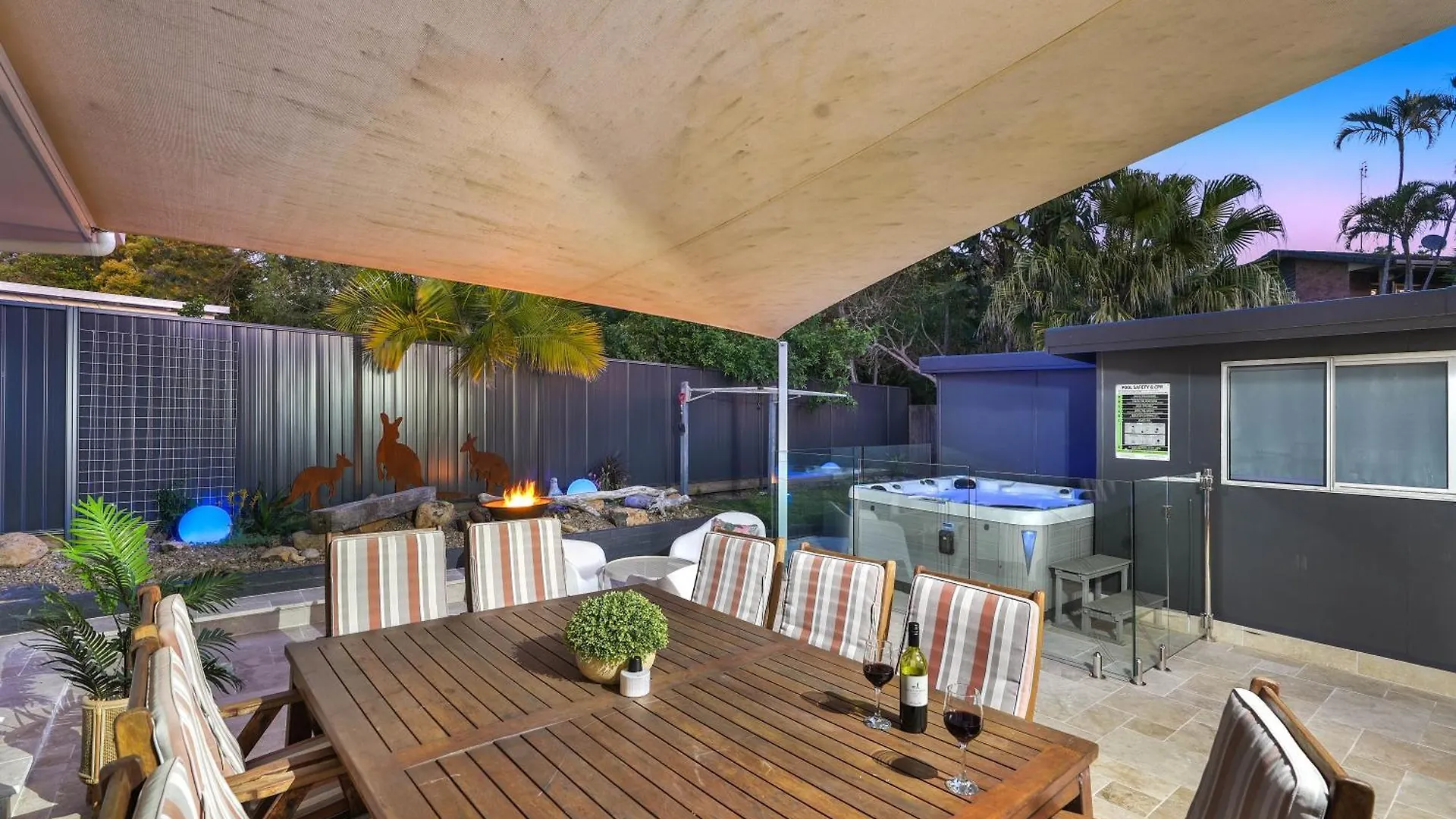 Jacuzzi Gardens - Spa - Fire Pit - Swings - Outdoor Kitchen - Bbq - Parking - Central Location *