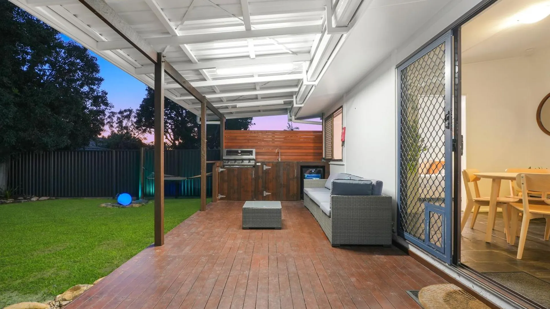 Jacuzzi Gardens - Spa - Fire Pit - Swings - Outdoor Kitchen - Bbq - Parking - Central Location Holiday home