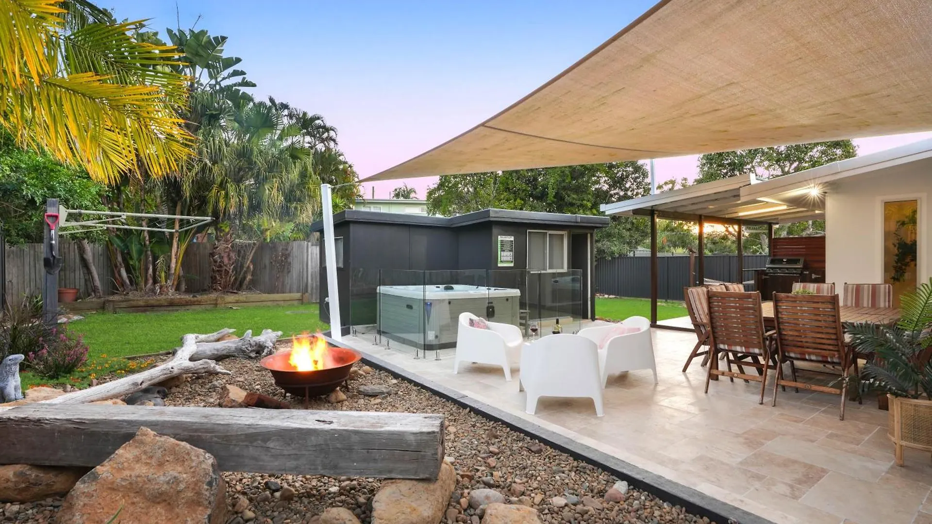 Jacuzzi Gardens - Spa - Fire Pit - Swings - Outdoor Kitchen - Bbq - Parking - Central Location Holiday home *