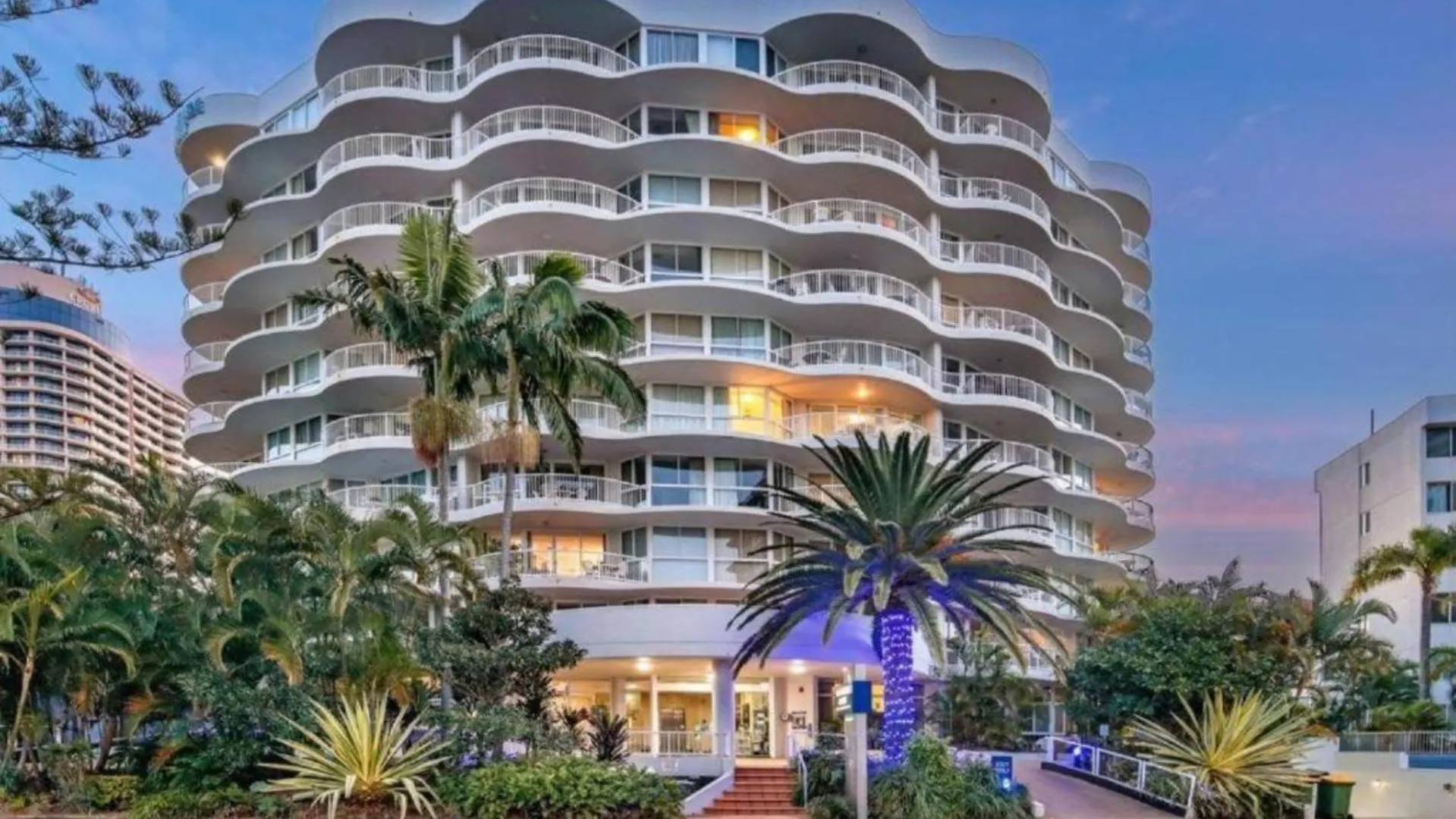 Aparthotel Surf Parade 4*