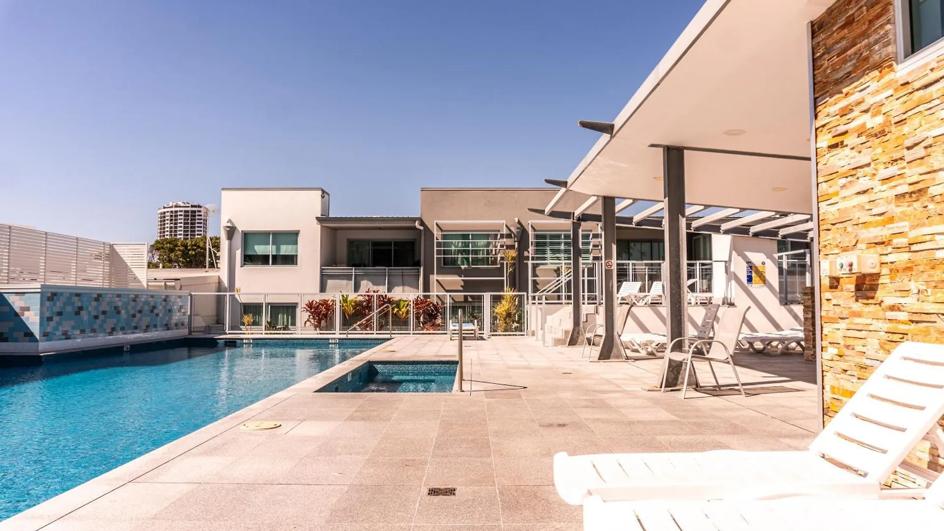 Pavilion Palm Beach, Vibrant Cafs & Dining