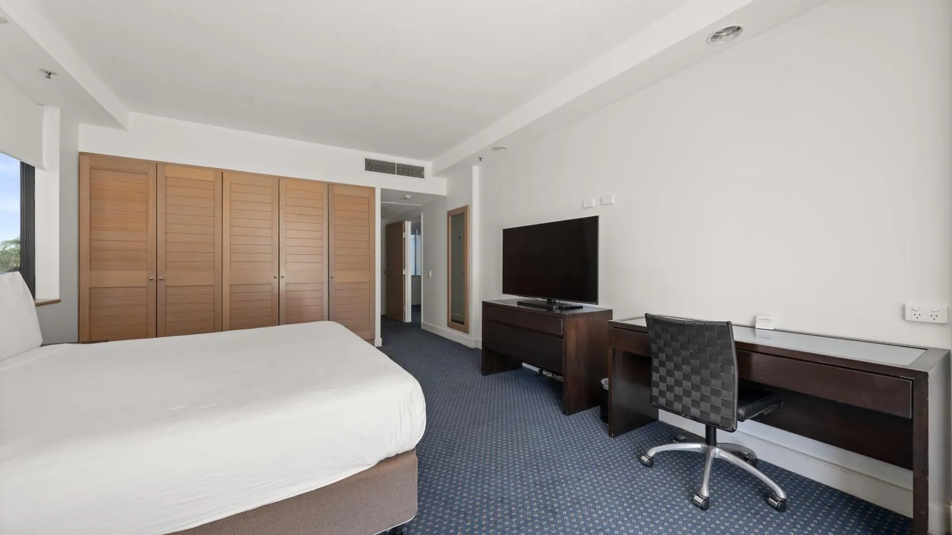 Hotel Crowne Plaza Surfers Paradise By Ihg 4*