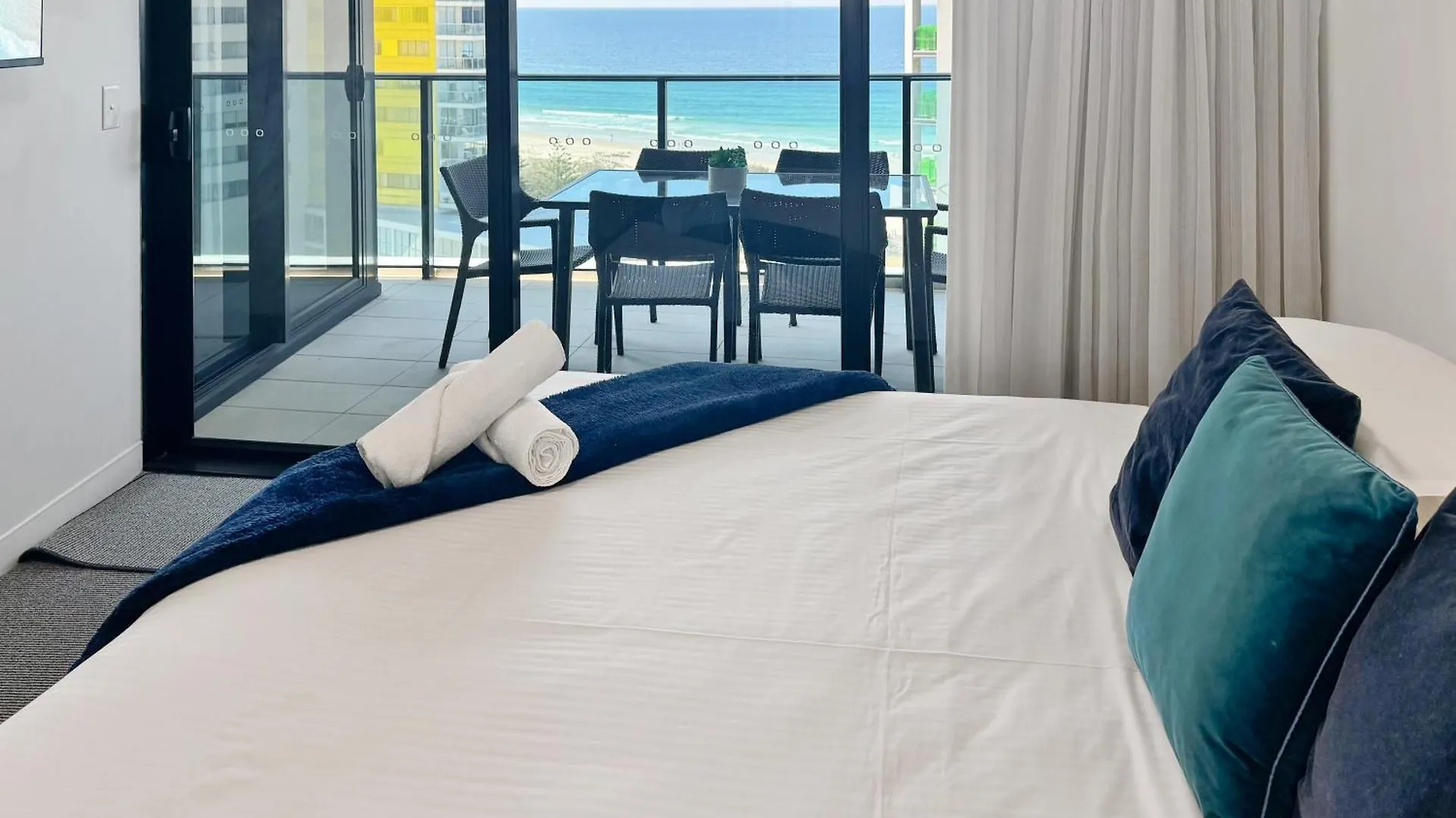 Tower 1 Oracle 16th Floor Stunning Views Apartment Gold Coast