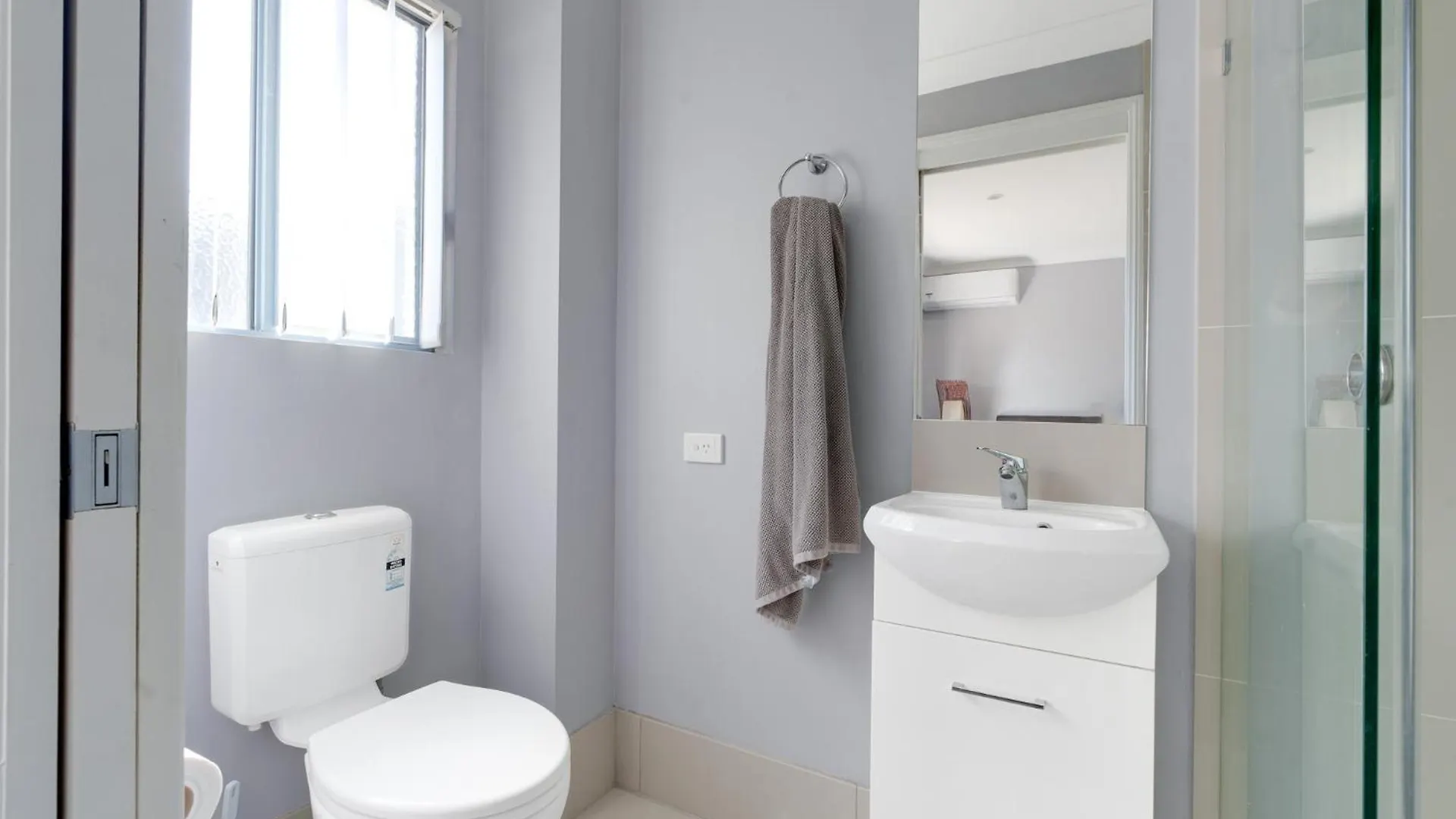 2b Broadwater Views In Labrador Apartment Gold Coast