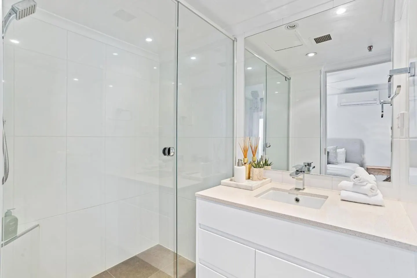 Ocean's 14th - Beachfront Resort-style Living * Gold Coast