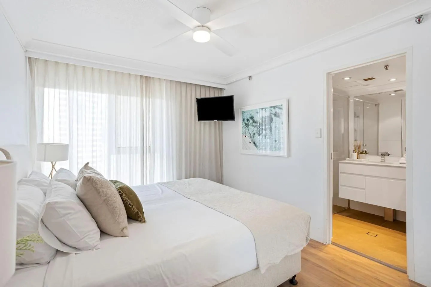 Ocean's 14th - Beachfront Resort-style Living Apartment
