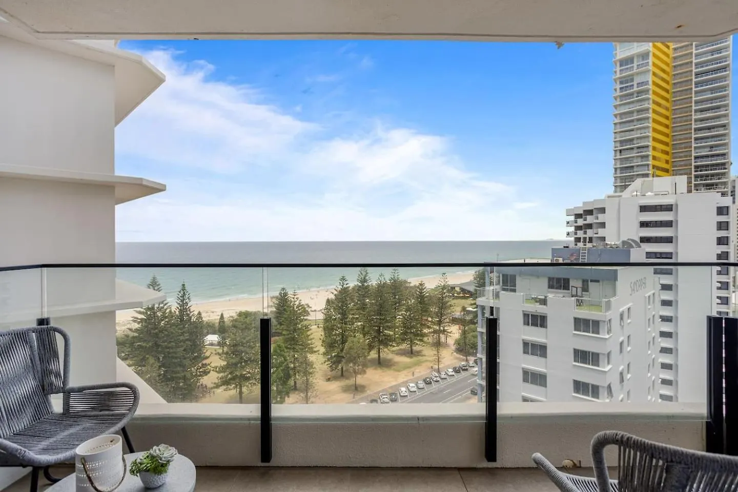 Ocean's 14th - Beachfront Resort-style Living Apartment