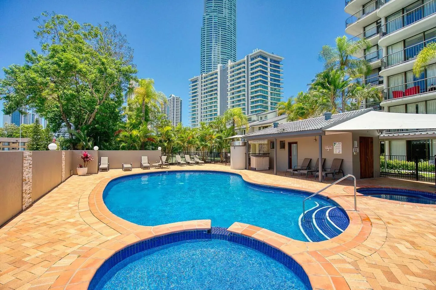 Paradise Bound - And Modern At Surfers * 黄金海岸