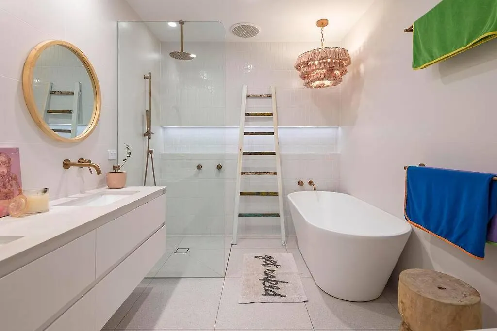 Luxe Modern 4 Bedroom Waterfront * Gold Coast