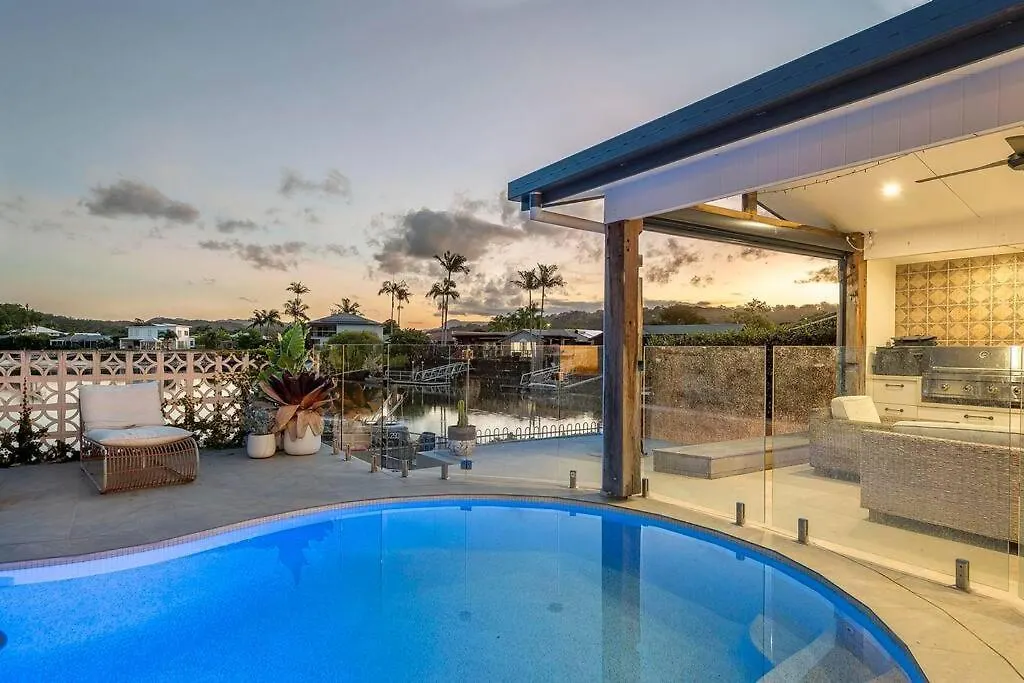 Luxe Modern 4 Bedroom Waterfront Holiday home