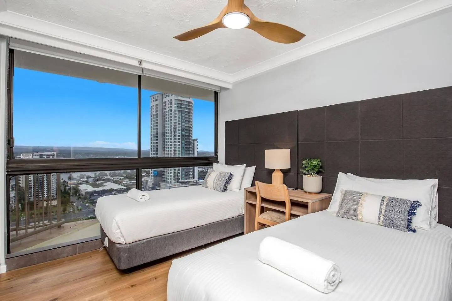 Sky High Beachside Balcony Panorama At Surfers 黄金海岸