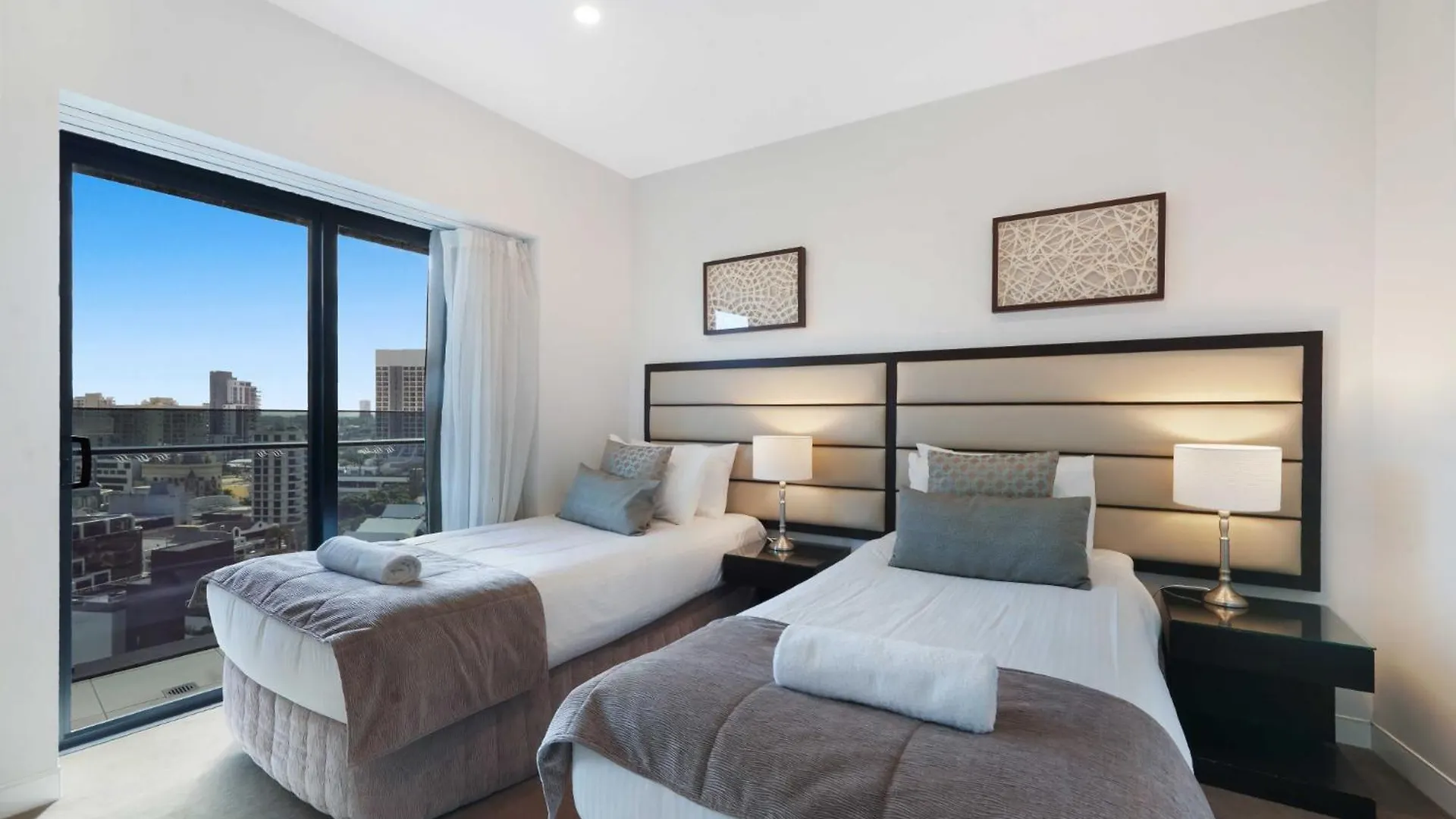 Beachfront 3-bed With Ocean Views, Pool, Gym & Bbq Gold Coast