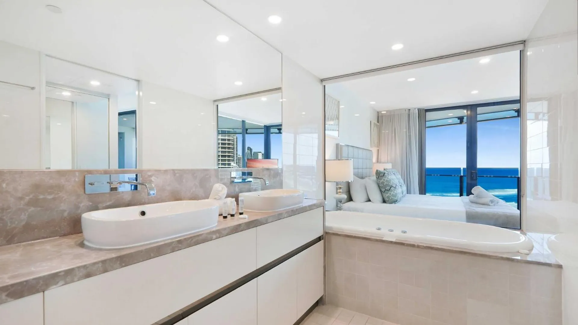 Apartment Beachfront 3-bed With Ocean Views, Pool, Gym & Bbq
