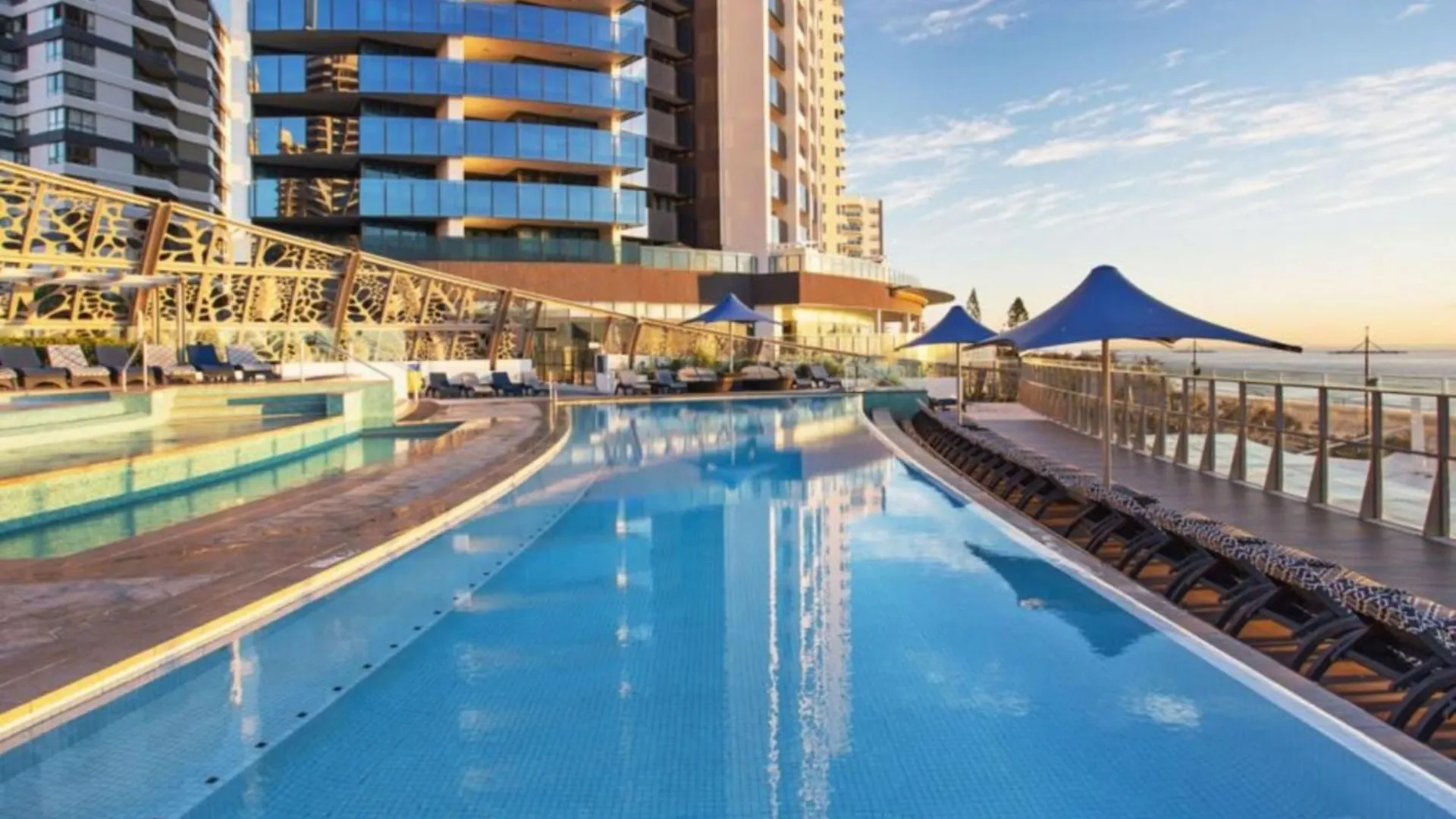Beachfront 3-bed With Ocean Views, Pool, Gym & Bbq