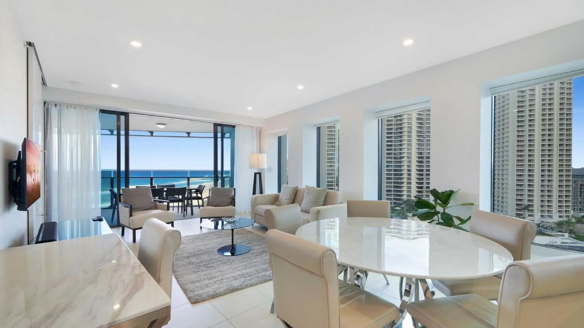 Beachfront 3-bed With Ocean Views, Pool, Gym & Bbq Gold Coast