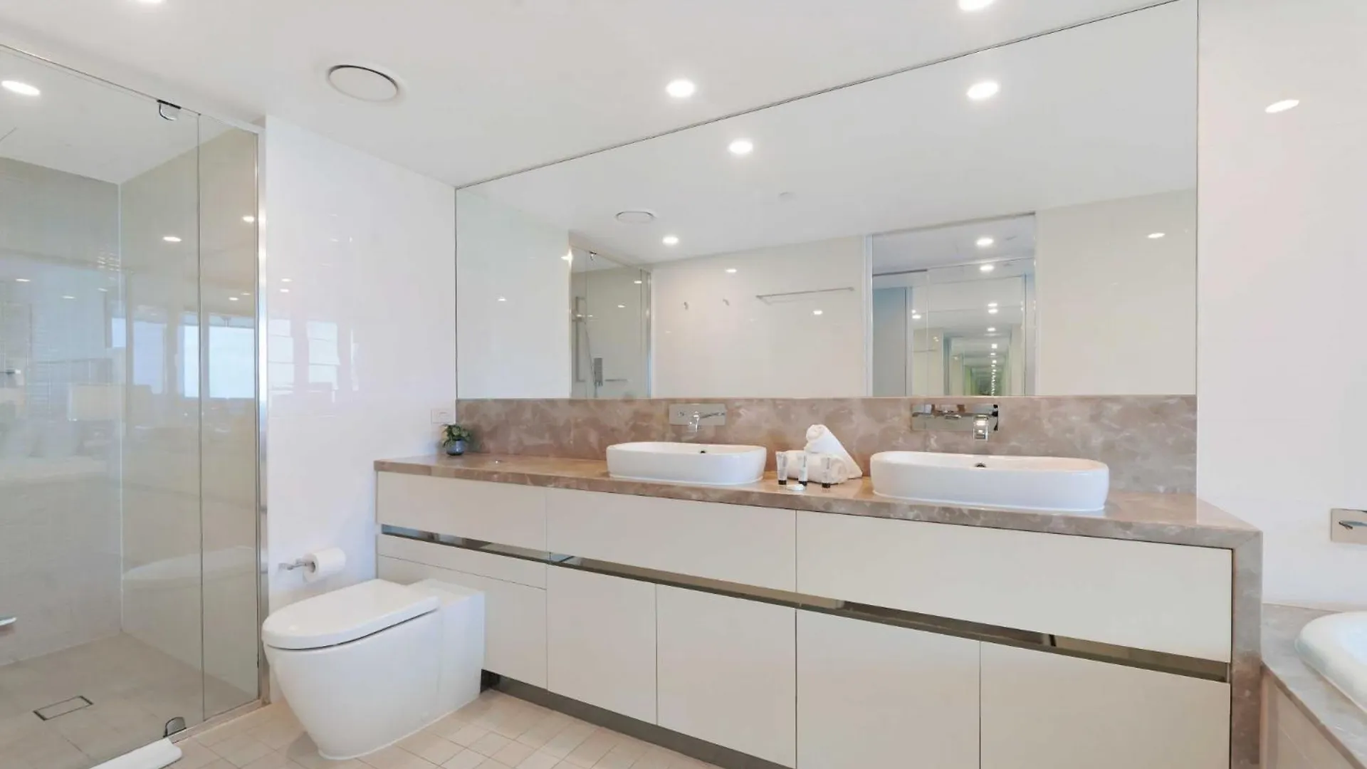 Apartment Beachfront 3-bed With Ocean Views, Pool, Gym & Bbq