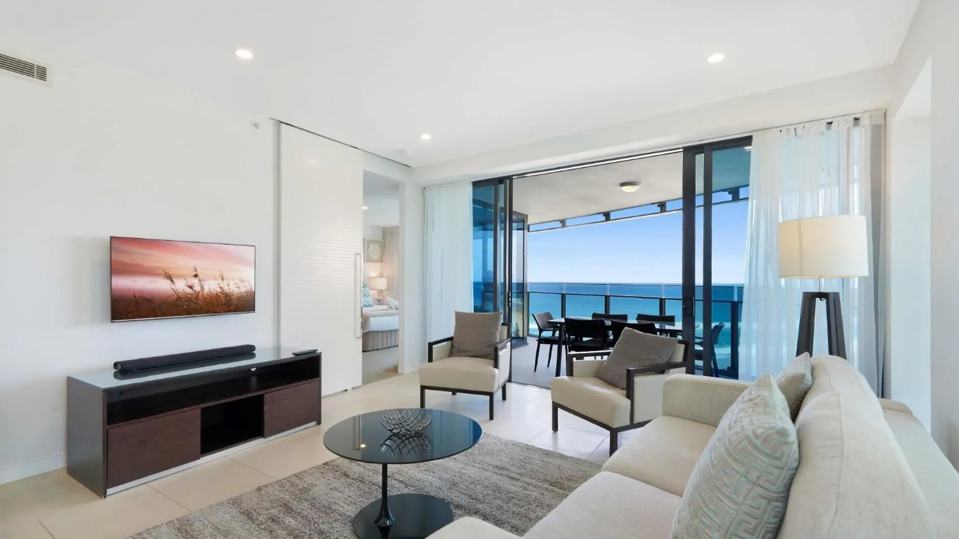 Apartment Beachfront 3-bed With Ocean Views, Pool, Gym & Bbq *