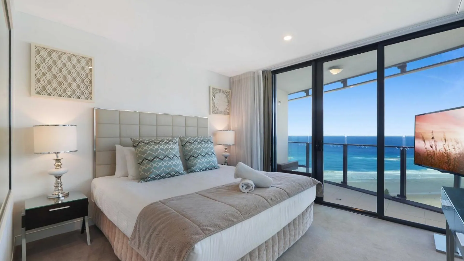 Beachfront 3-bed With Ocean Views, Pool, Gym & Bbq *