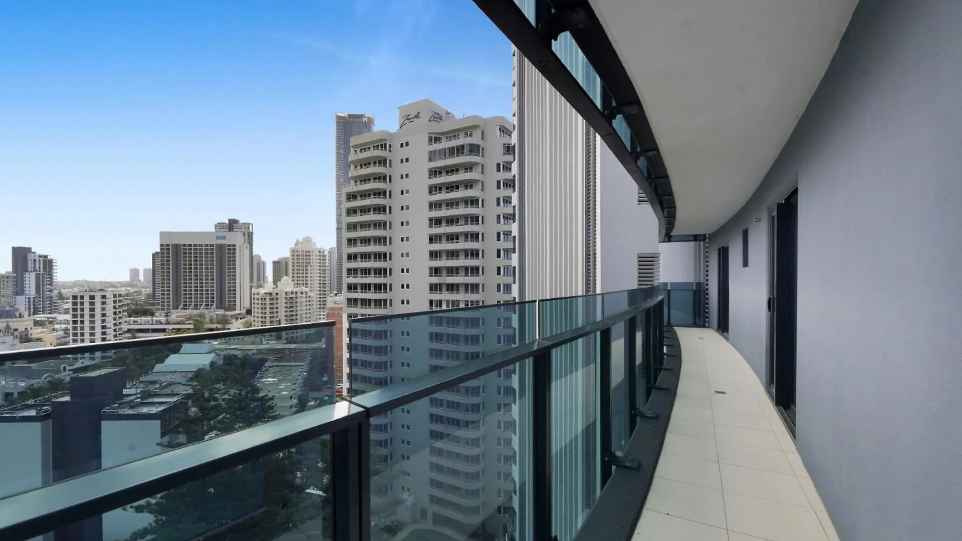Beachfront 3-bed With Ocean Views, Pool, Gym & Bbq Gold Coast