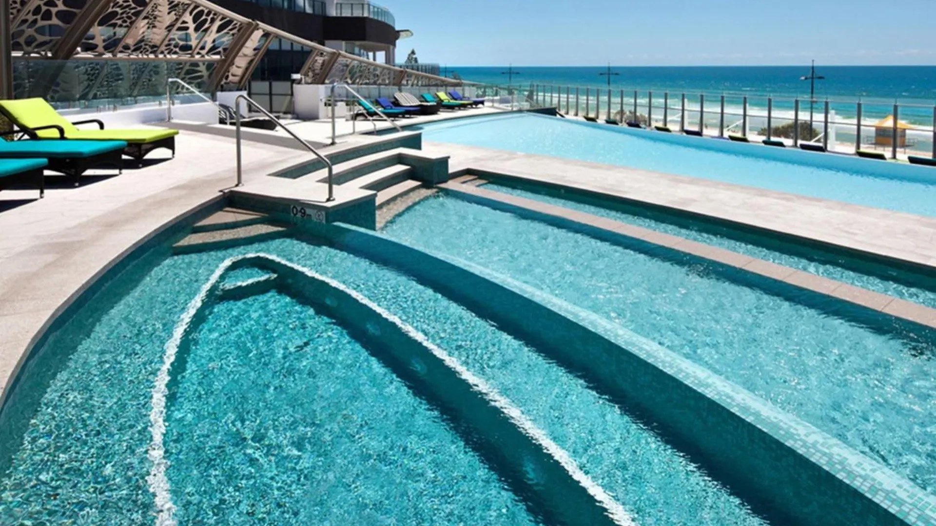 Beachfront 3-bed With Ocean Views, Pool, Gym & Bbq * Gold Coast