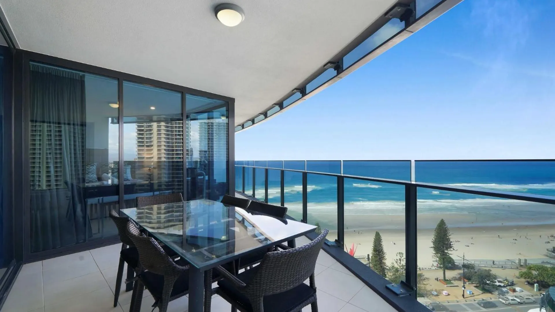 Apartment Beachfront 3-bed With Ocean Views, Pool, Gym & Bbq
